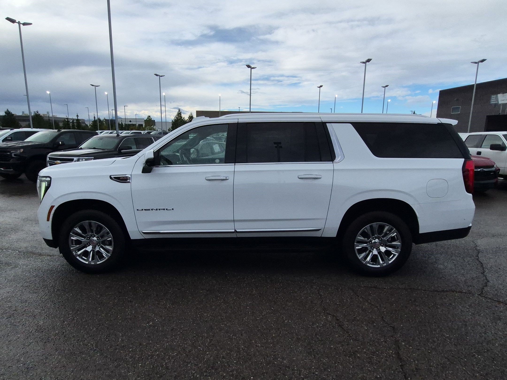 Used 2025 GMC Yukon XL Denali AWD/4WD image 7