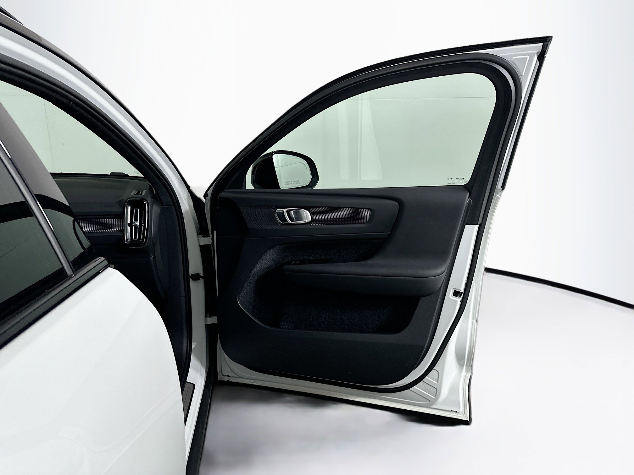 Used 2022 Volvo XC40 P8 Recharge Plus image 33