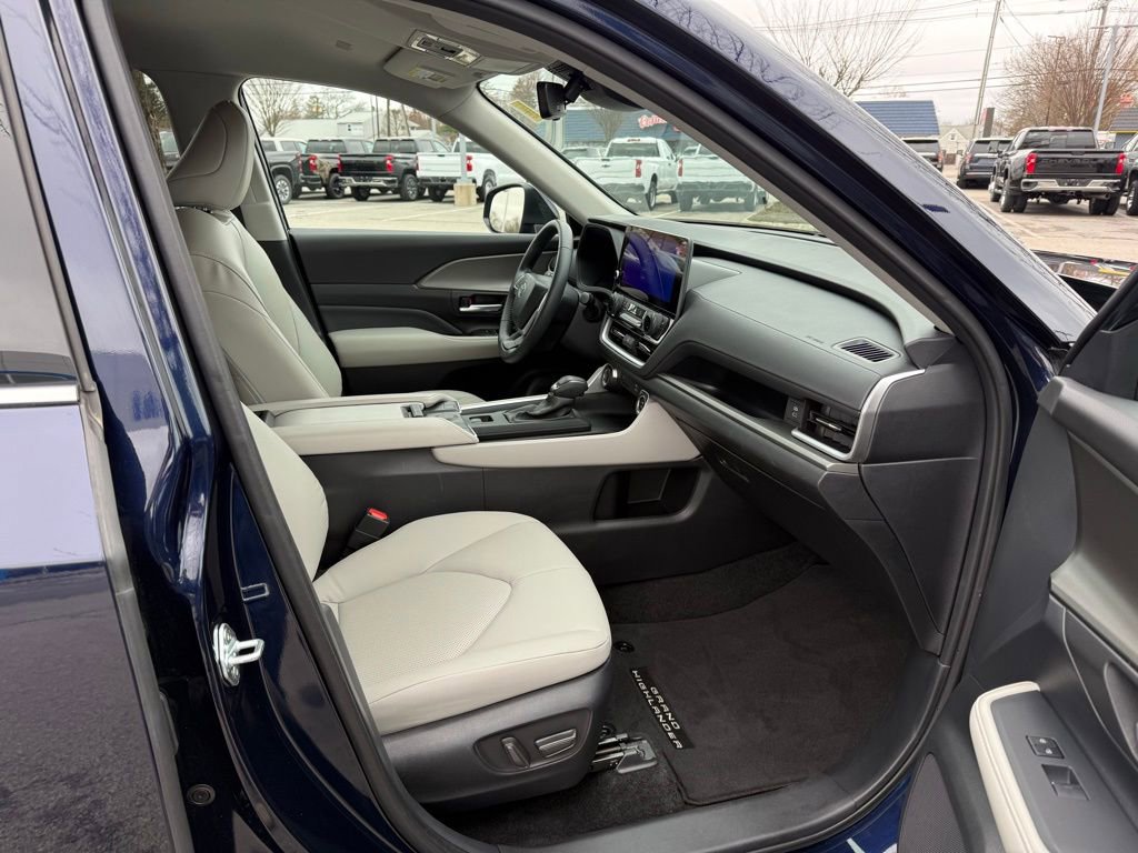 Used 2024 Toyota Grand Highlander AWD image 17