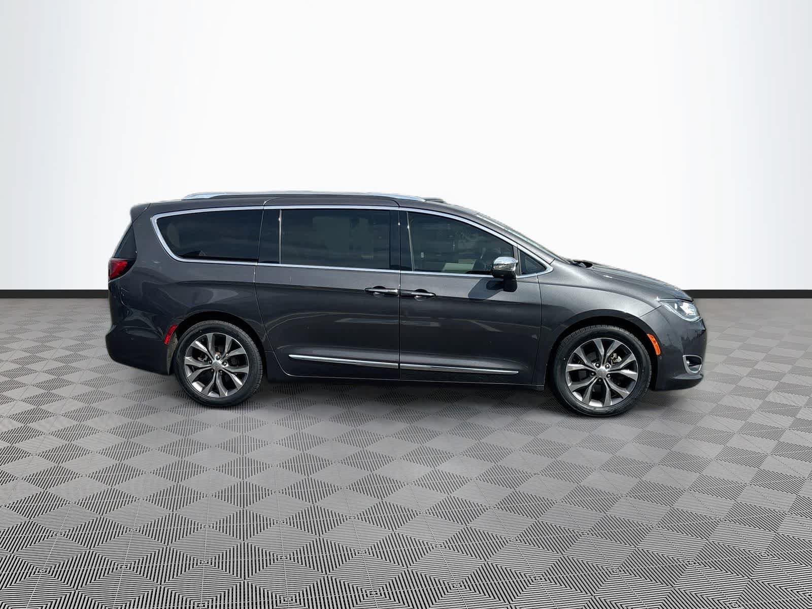 Used 2019 Chrysler Pacifica Limited w/ Tire & Wheel Group FWD image 4