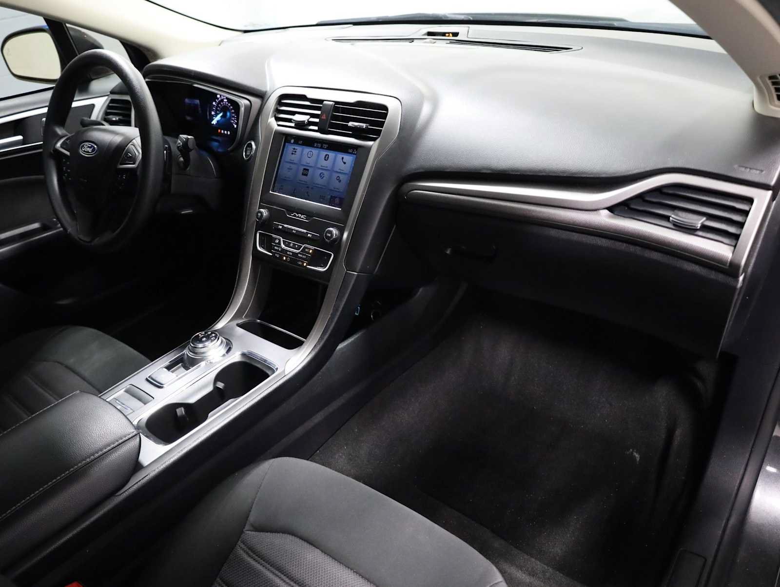 Used 2019 Ford Fusion SE FWD image 6