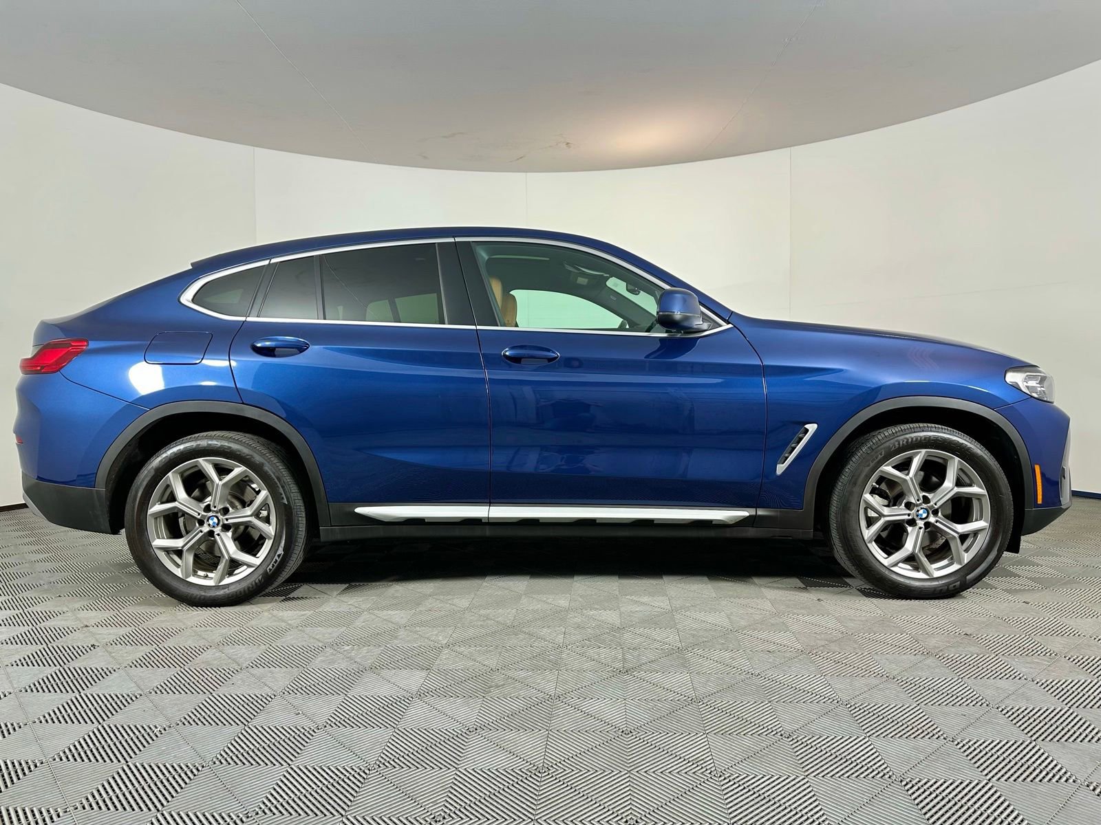 Used 2023 BMW X4 xDrive30i w/ Premium Package AWD/4WD image 8