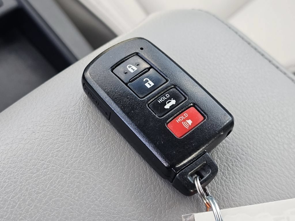 Used 2017 Toyota Camry XLE w/ Moonroof Package FWD image 34