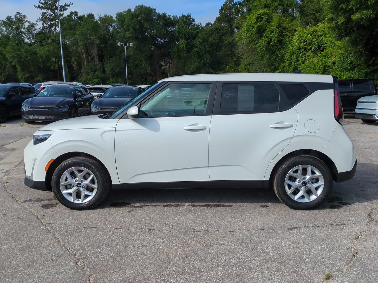 Certified 2025 Kia Soul LX w/ LX Technology Package FWD image 8