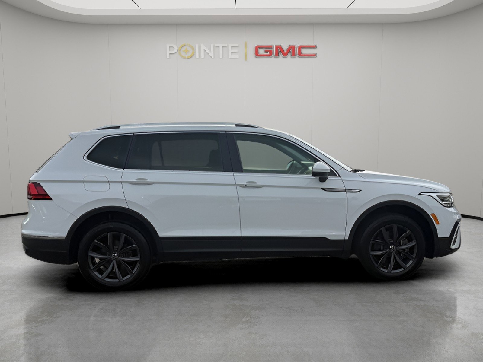 Used 2024 Volkswagen Tiguan SE AWD/4WD image 2