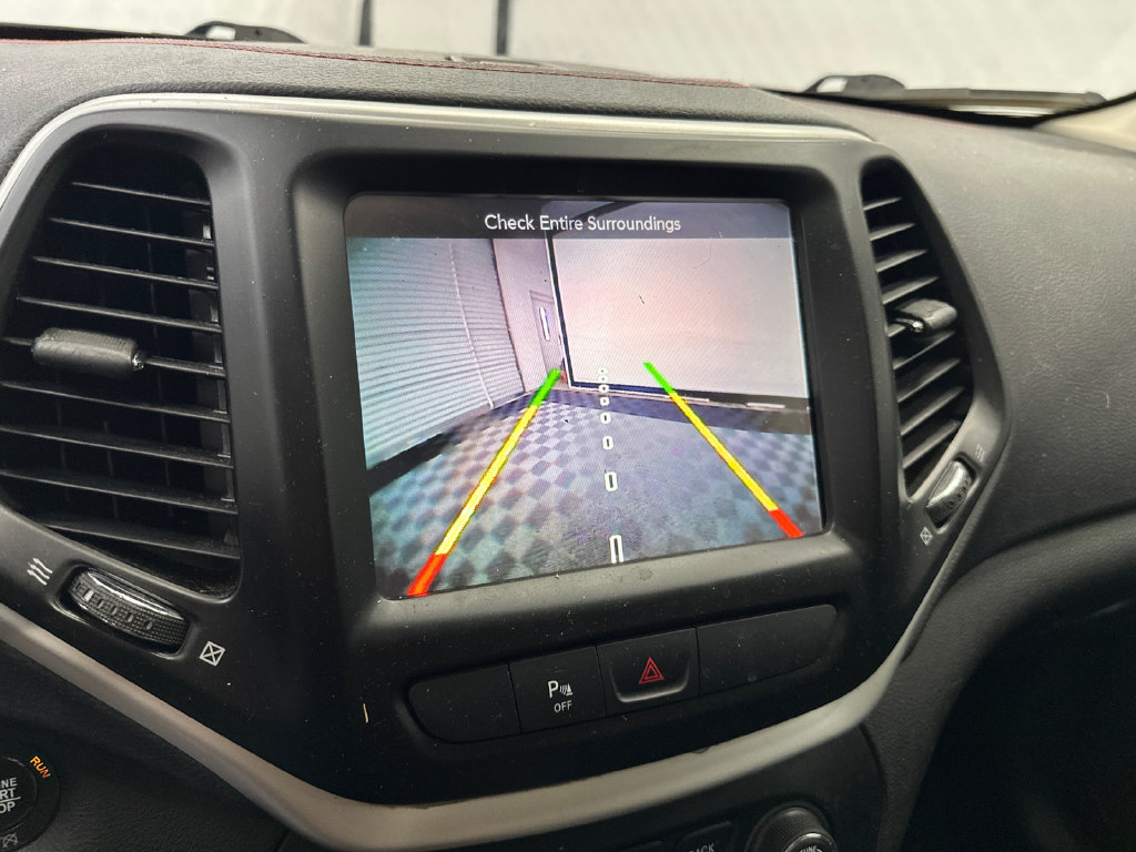 Used 2017 Jeep Cherokee Trailhawk AWD/4WD image 30