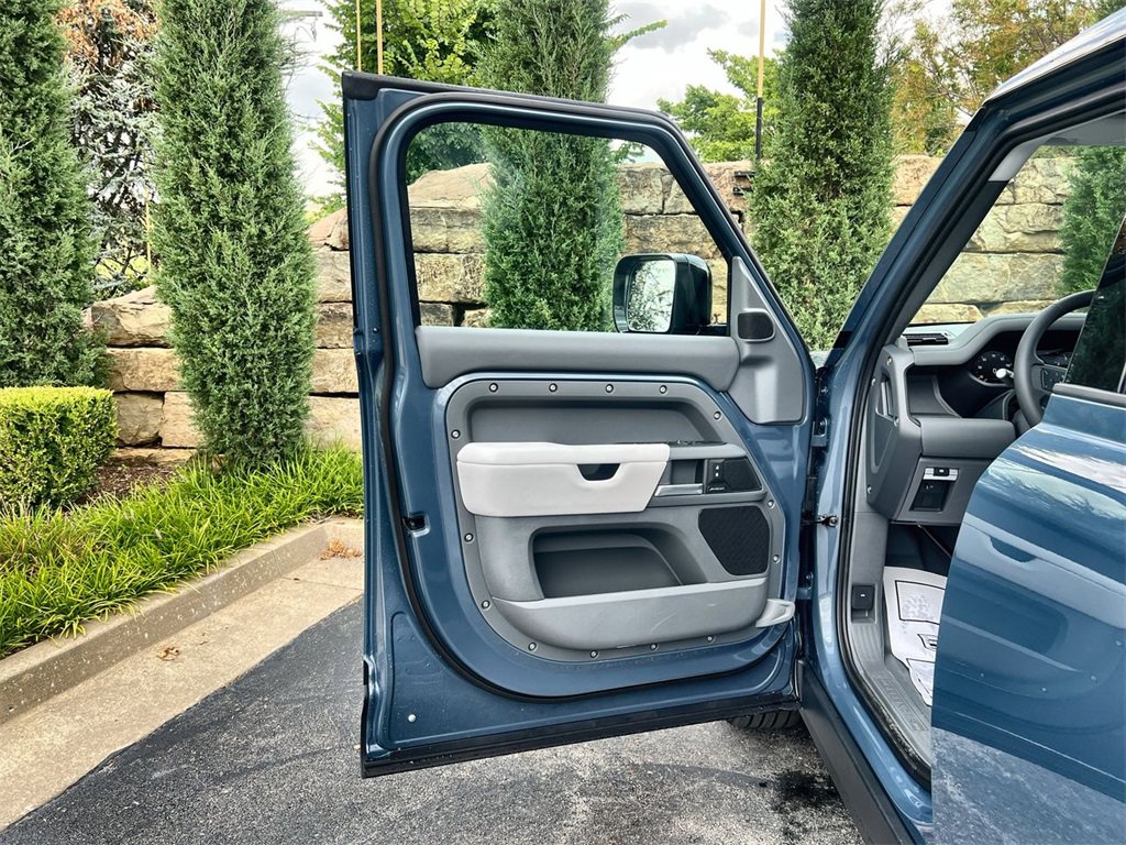 Used 2025 Land Rover Defender 110 S image 17