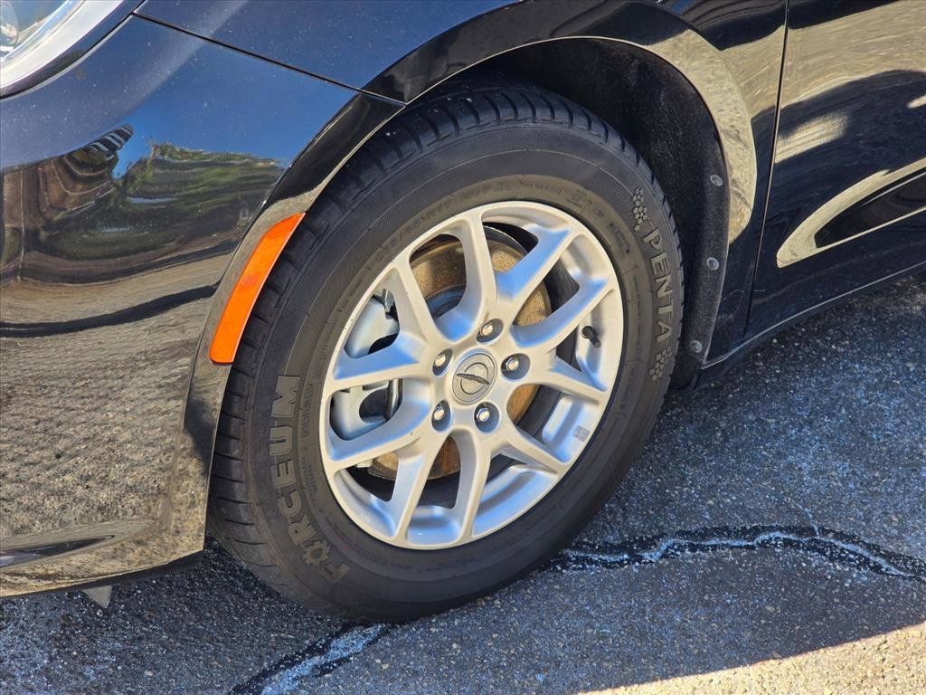 Used 2024 Chrysler Pacifica Touring-L FWD image 17