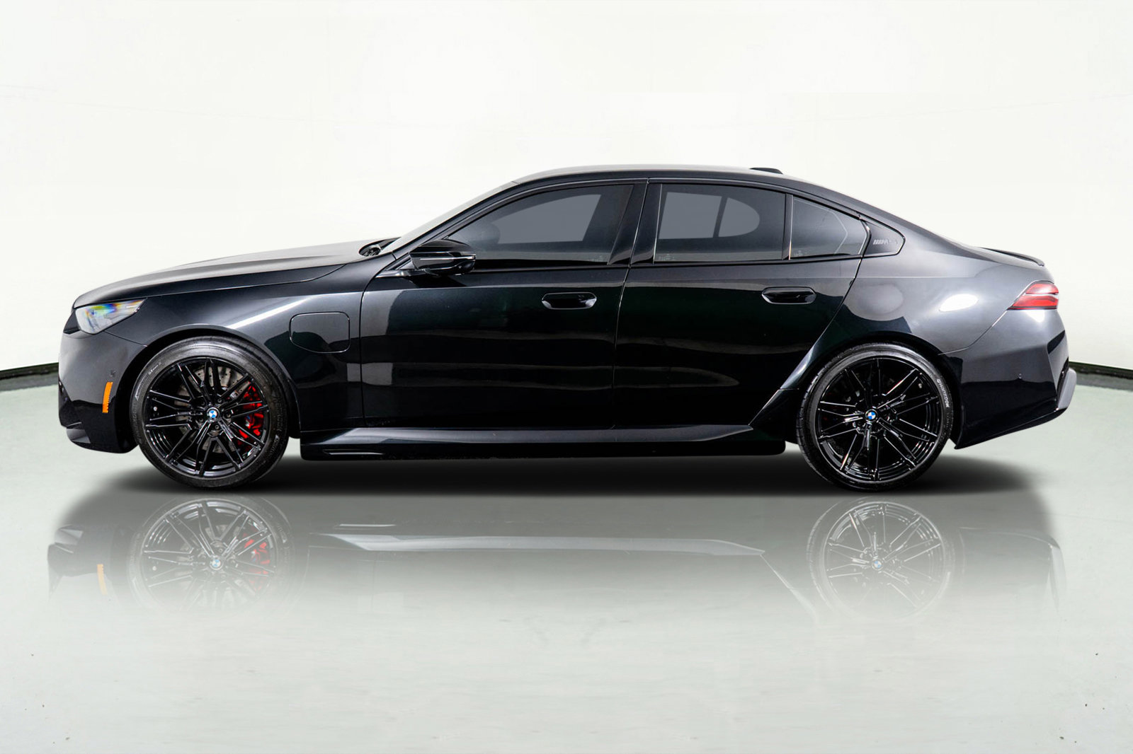 Used 2025 BMW M5 w/ Executive Package image 16