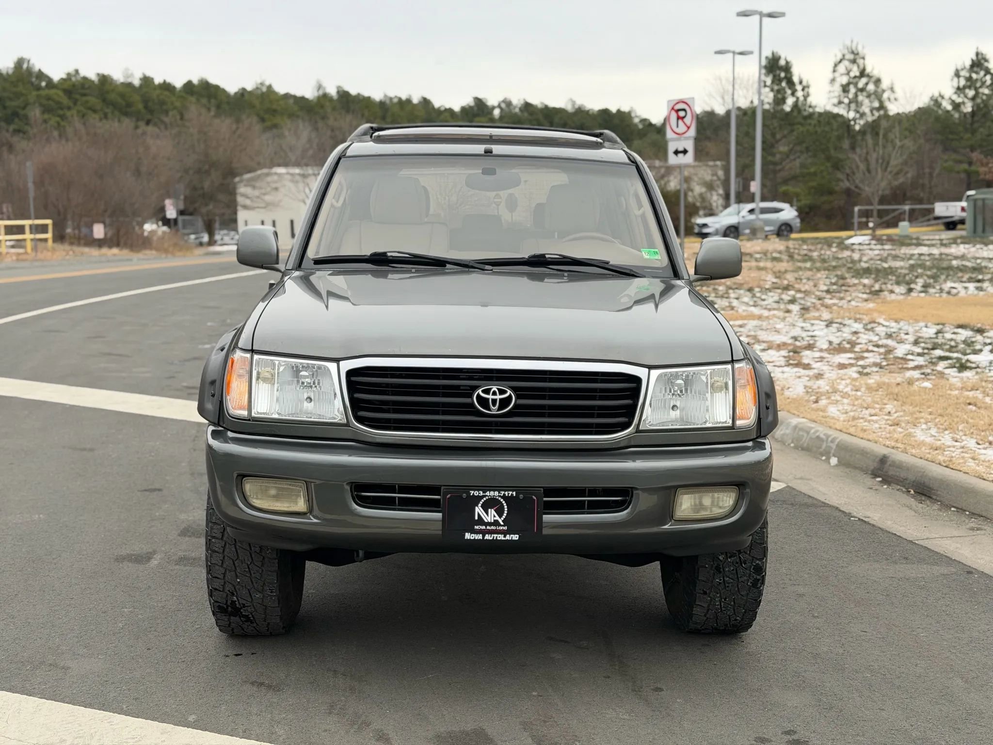 Used 2000 Toyota Land Cruiser Sport Utility 4D image 3