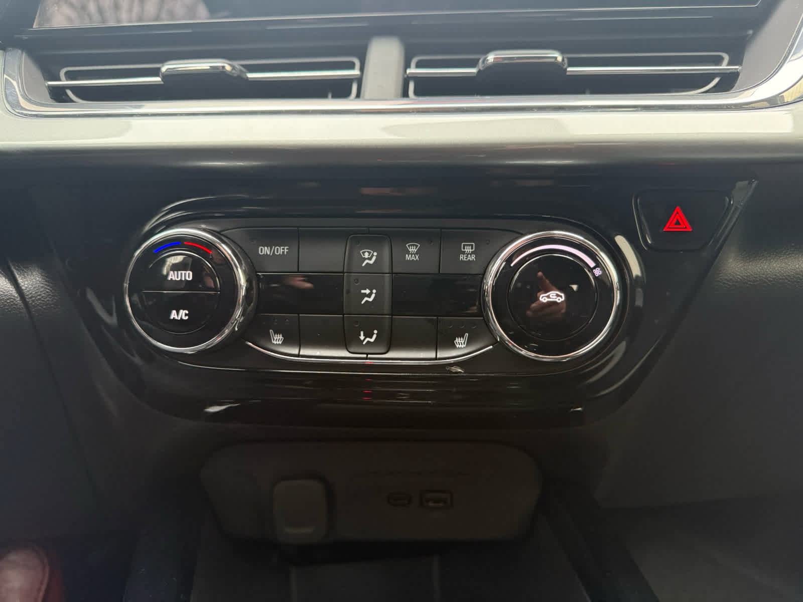 Used 2025 Chevrolet Trax LT w/ LT Convenience Package image 15