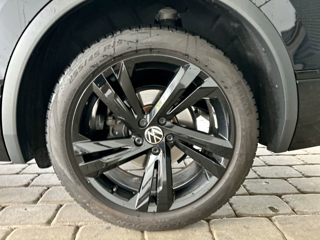 Certified 2024 Volkswagen Tiguan SE R-Line image 47