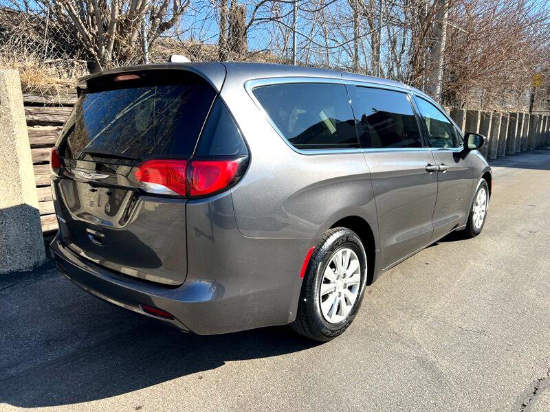 Used 2020 Chrysler Voyager L image 11