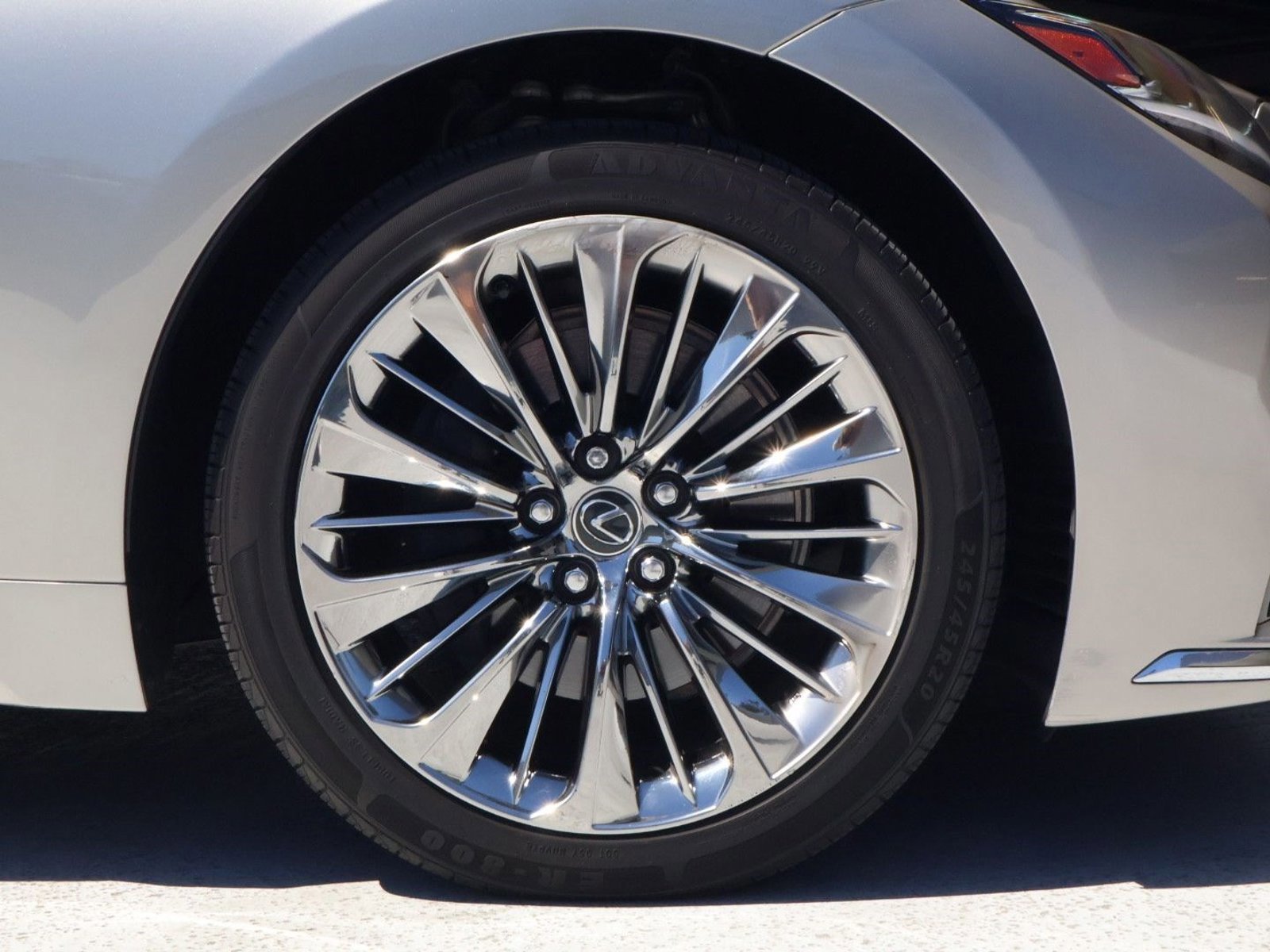 Used 2023 Lexus LS 500 w/ Accessory Package (Z2) image 26