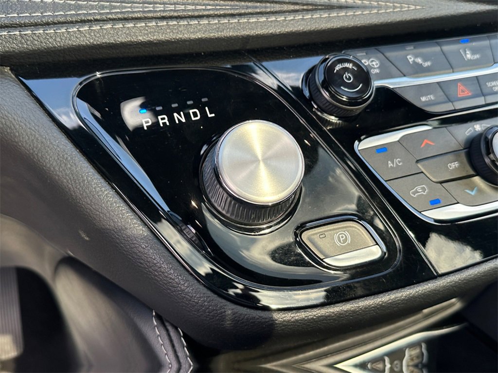 Used 2022 Chrysler Pacifica Limited w/ Uconnect Theater Family Group image 28