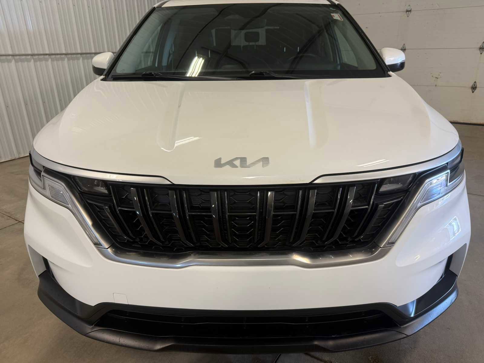 Used 2024 Kia Carnival LX FWD image 3