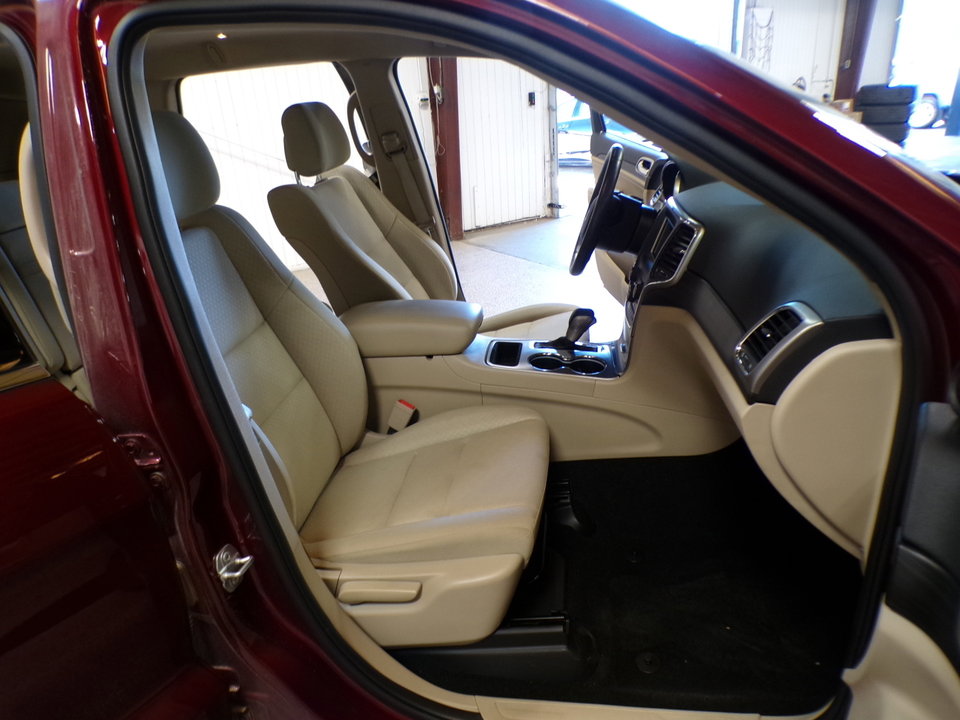 Used 2020 Jeep Grand Cherokee Laredo w/ Security & Convenience Group image 15