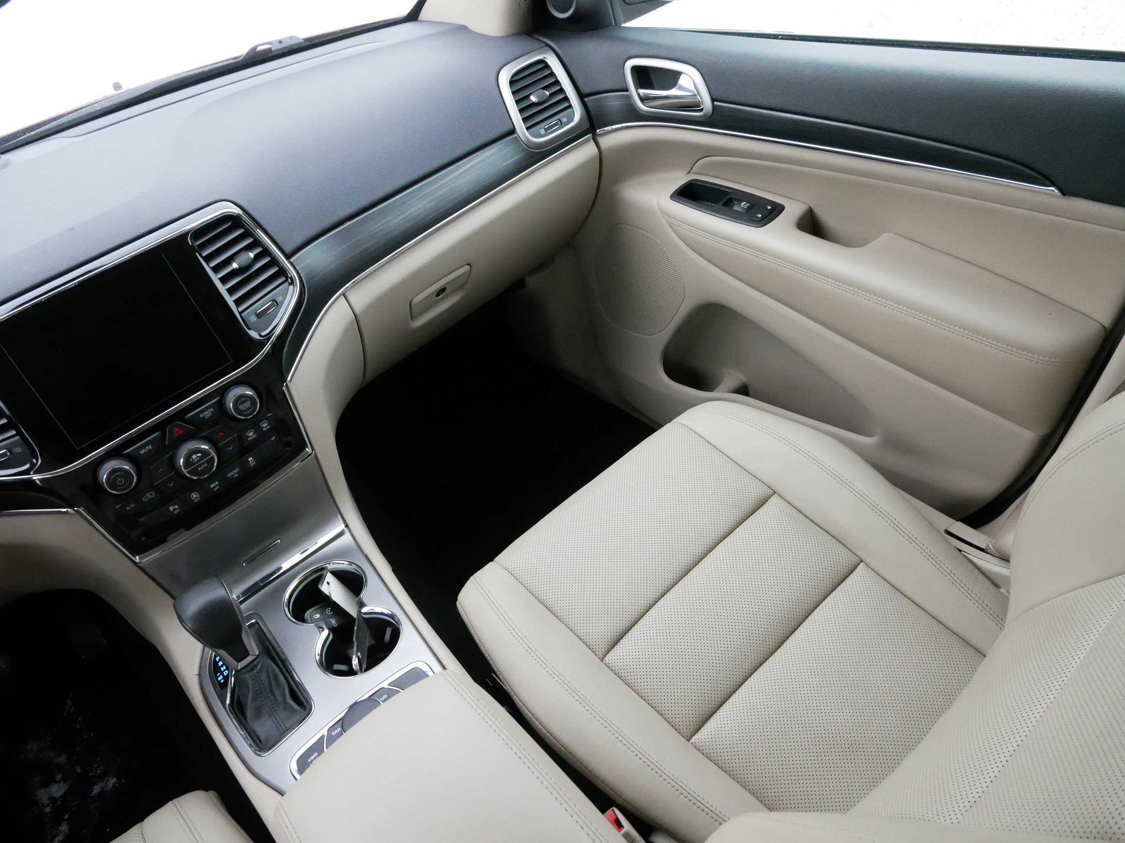 Used 2020 Jeep Grand Cherokee Limited w/ Luxury Group II image 11