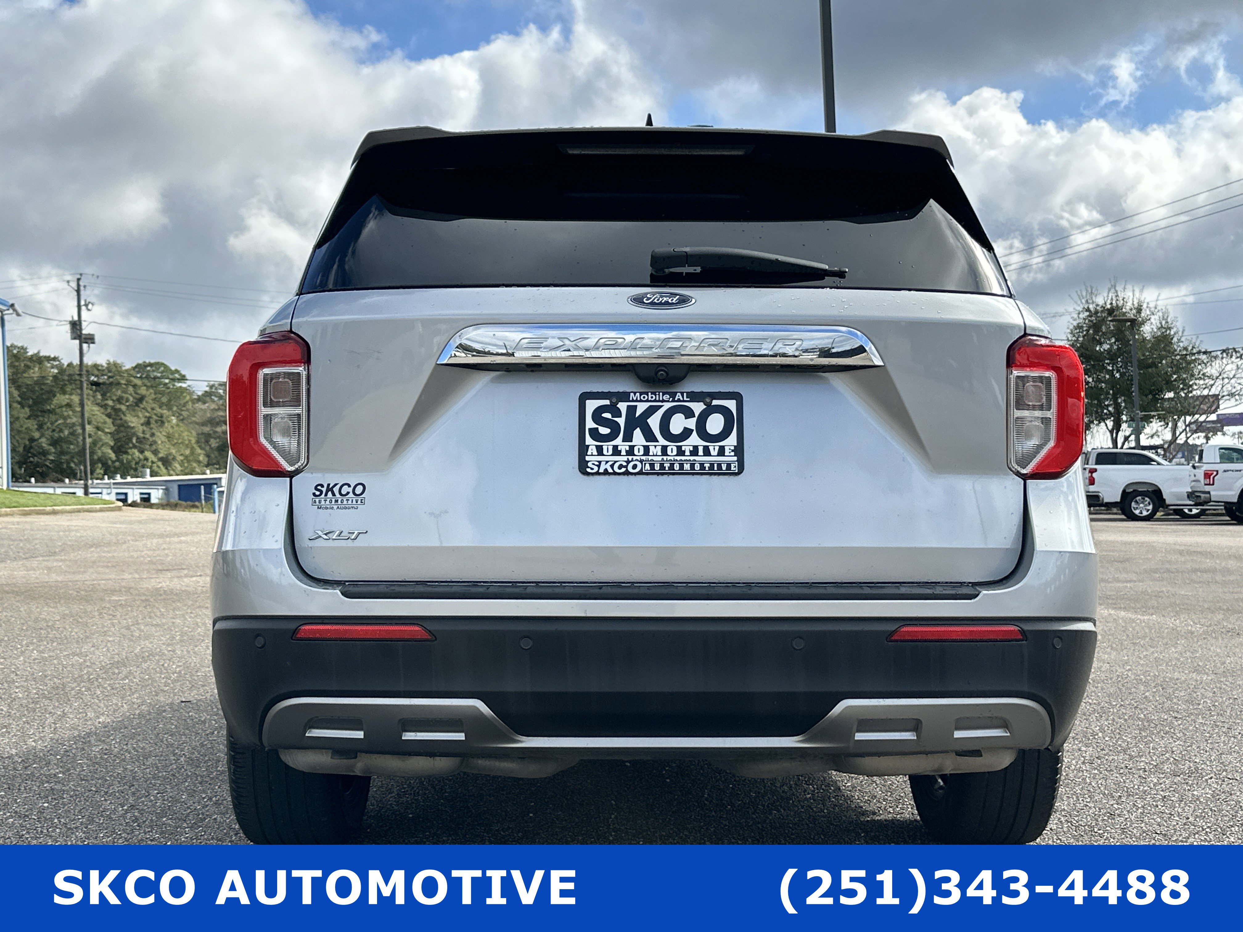 Used 2022 Ford Explorer XLT w/ Equipment Group 202A image 4