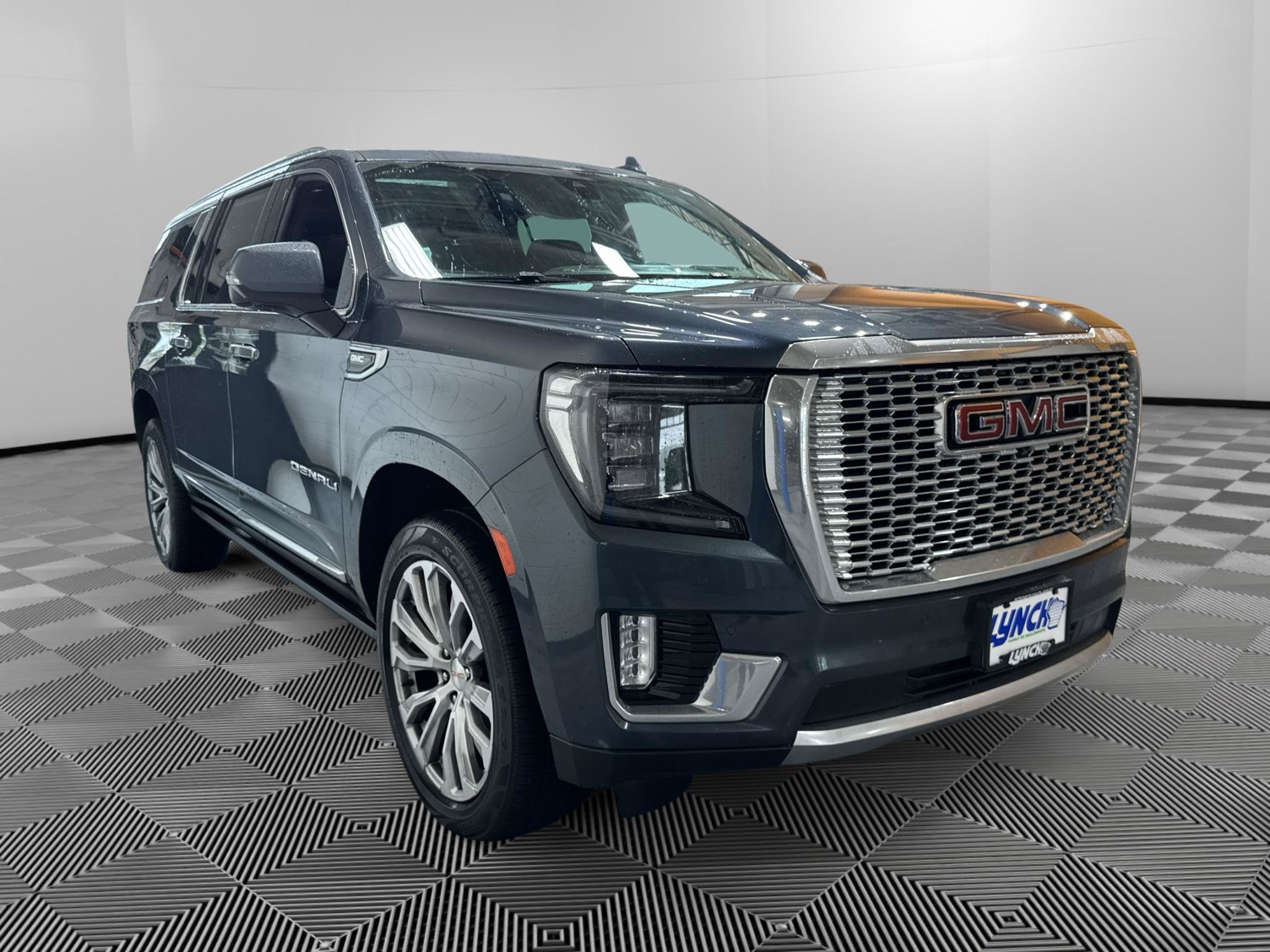 Used 2021 GMC Yukon XL Denali w/ Denali Premium Package AWD/4WD image 7