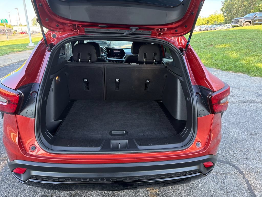 Used 2024 Chevrolet Trax RS w/ Sunroof Package FWD image 31