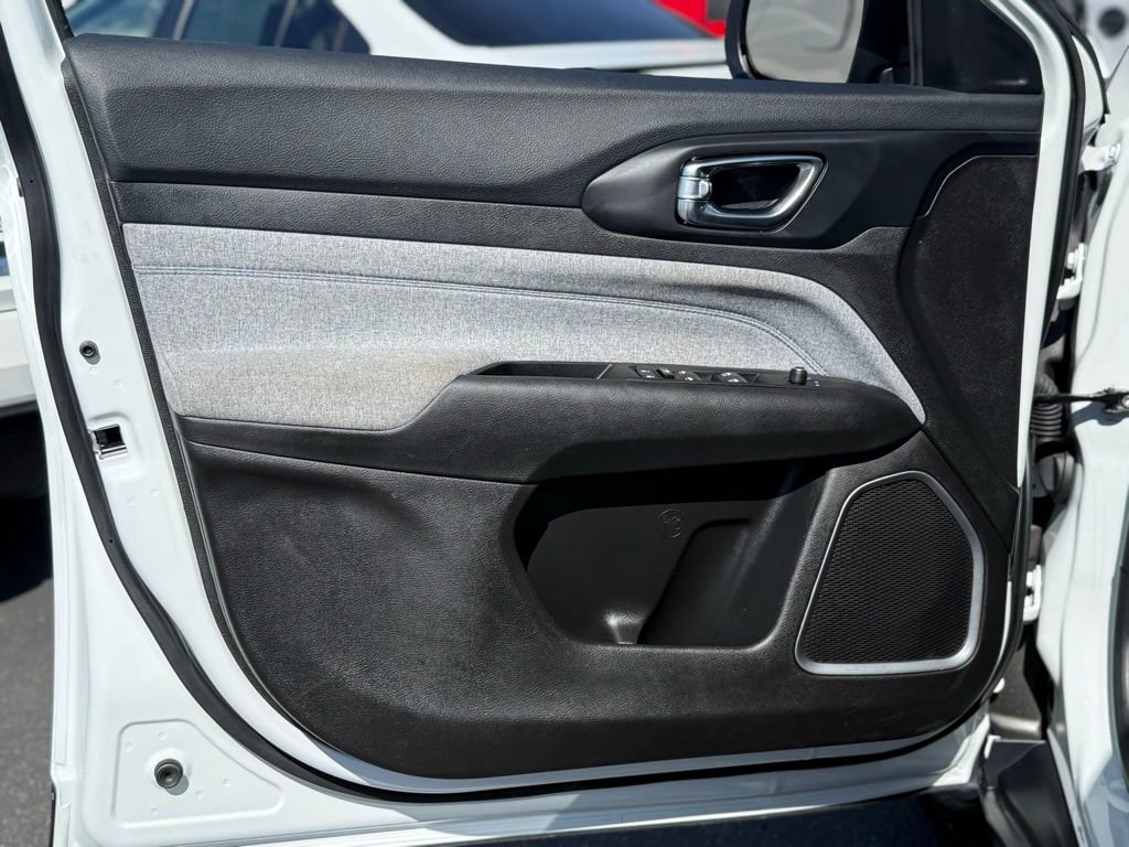 Used 2025 Jeep Compass Latitude image 16