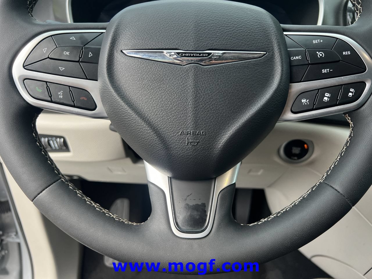 Used 2024 Chrysler Pacifica Touring-L FWD image 13