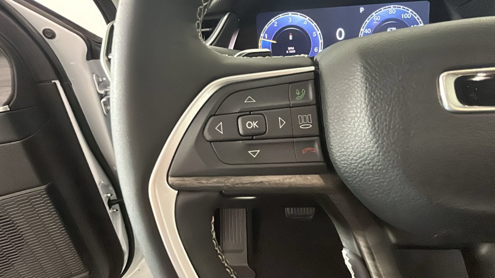 Used 2023 Jeep Grand Cherokee Limited AWD/4WD image 18