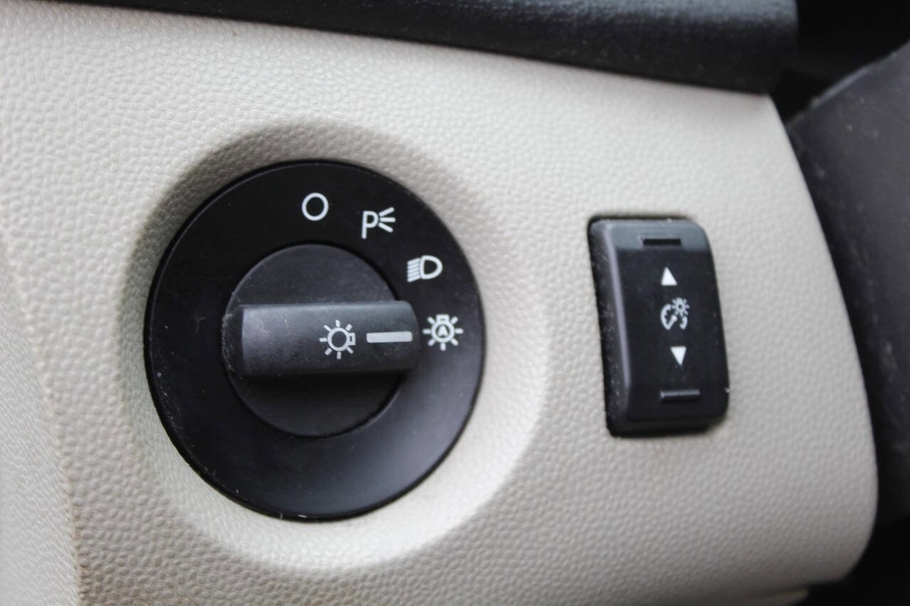 Used 2015 Ford Fiesta SE image 32