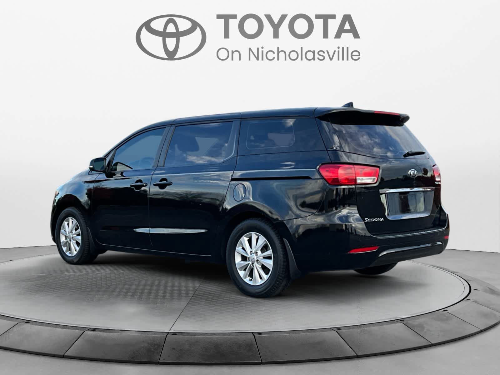 Used 2017 Kia Sedona L FWD image 3