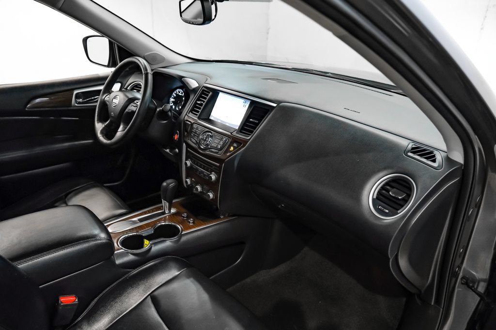Used 2020 Nissan Pathfinder Platinum FWD image 18