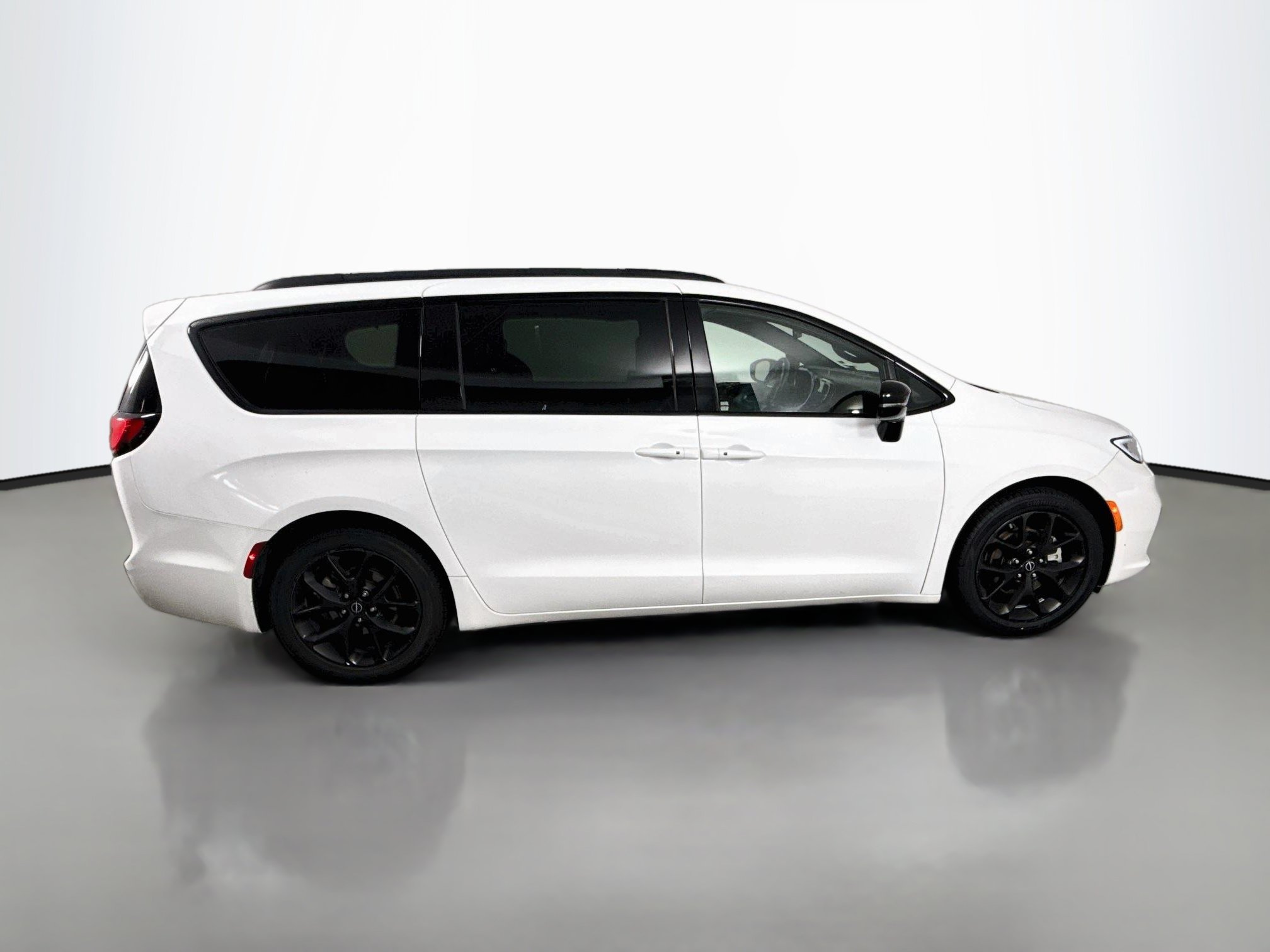 Used 2025 Chrysler Pacifica Limited FWD image 8