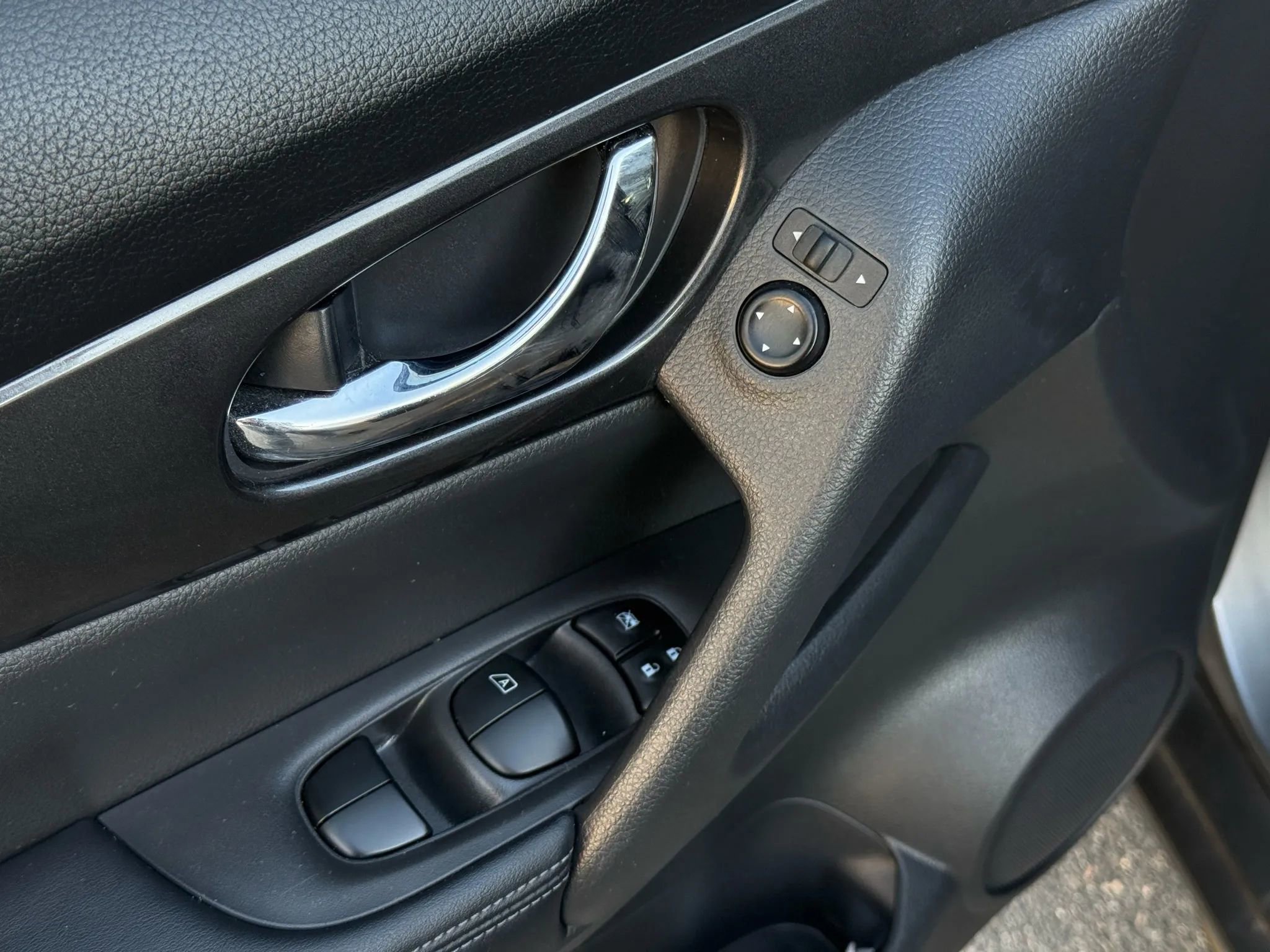 Used 2020 Nissan Rogue SV image 17