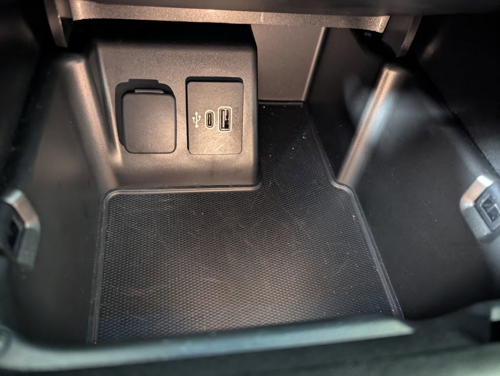 Used 2025 Ford Explorer ST-Line w/ ST-Line Street Pack image 25