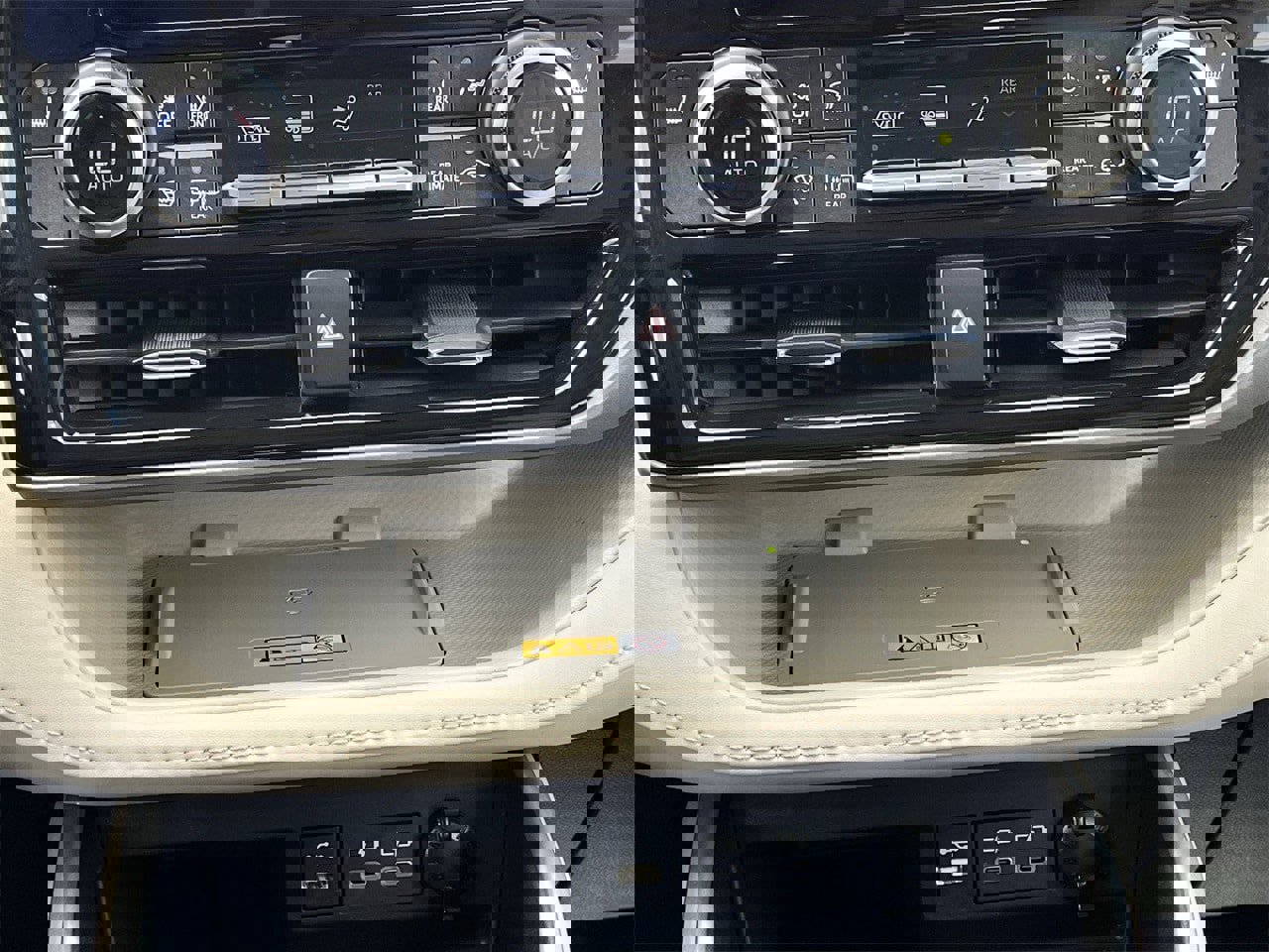 Used 2023 Toyota Highlander XLE image 18