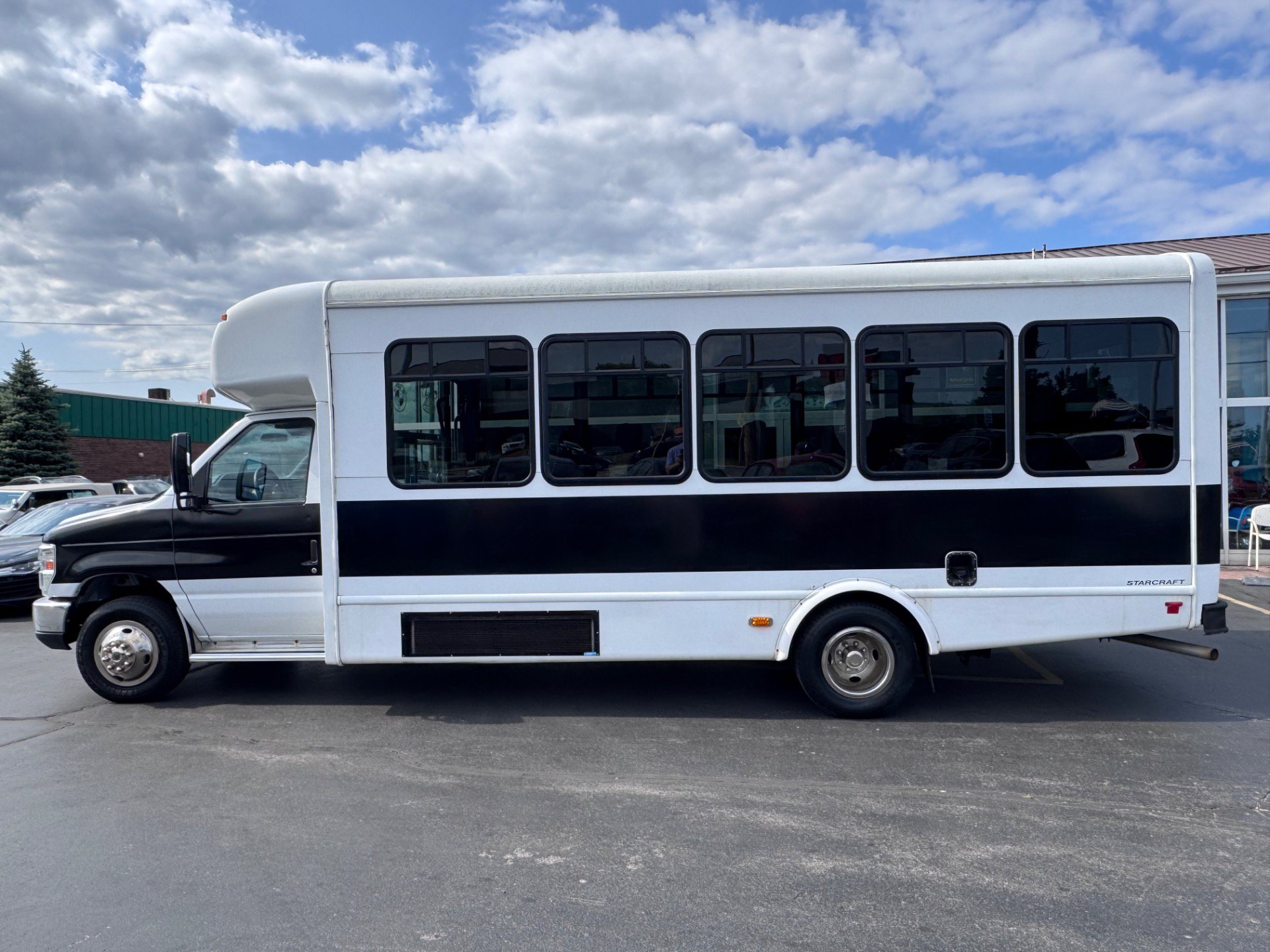 Used 2016 Ford E-450 and Econoline 450 Super Duty w/ Shuttle Bus Prep Package RWD image 7