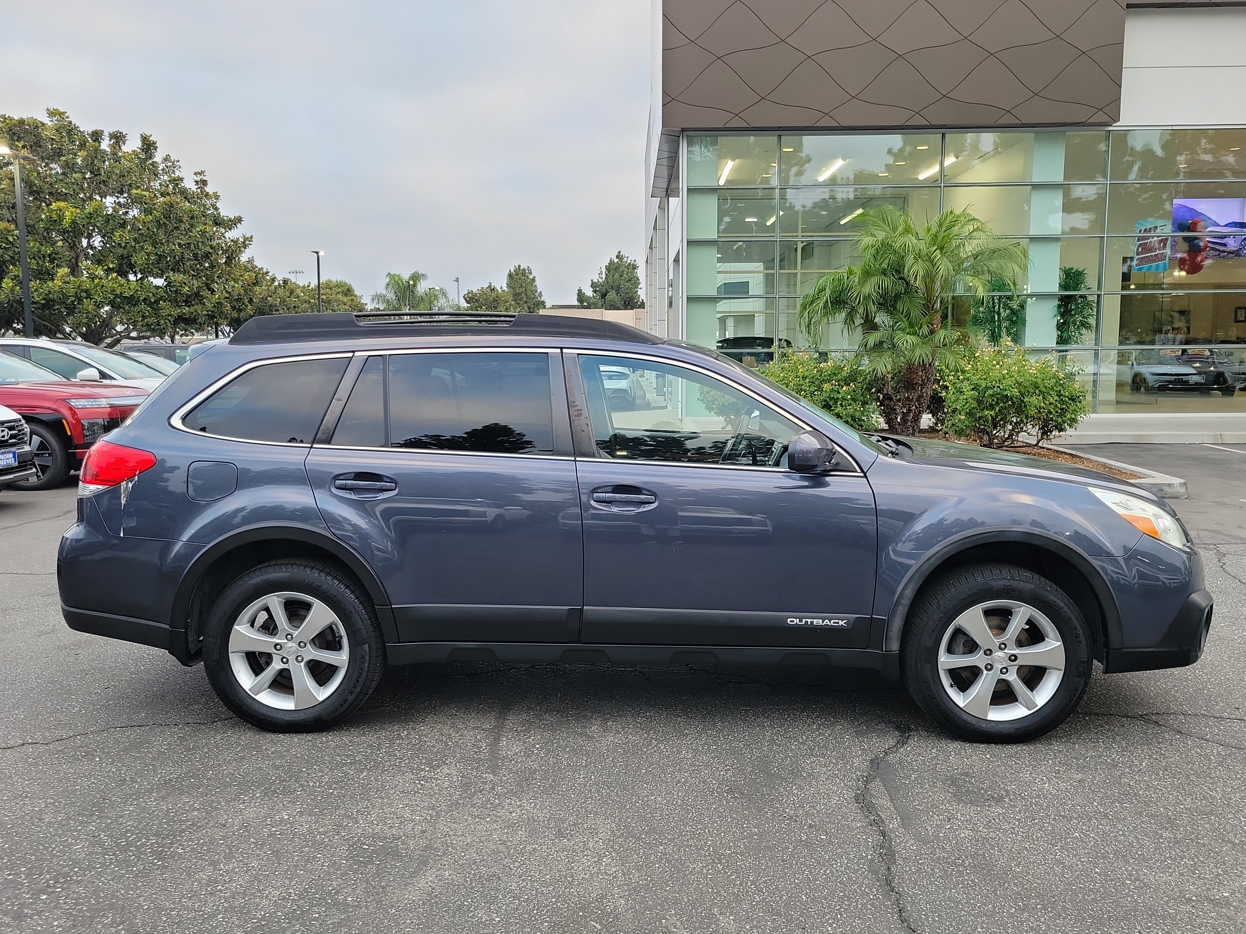 Used 2014 Subaru Outback 2.5i Limited w/ Moonroof Package AWD/4WD image 5
