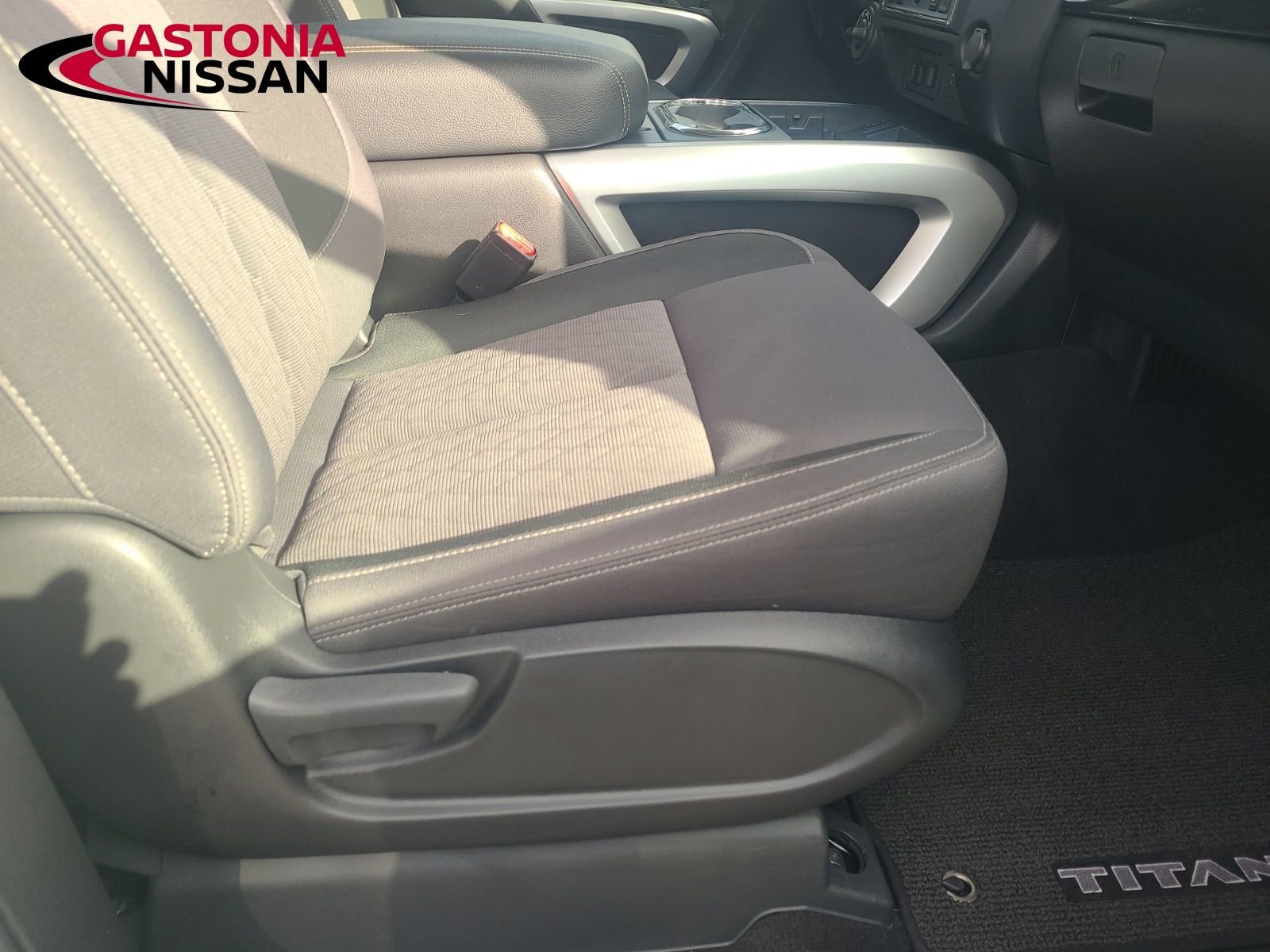 Used 2024 Nissan Titan SV w/ SV Convenience Package image 27