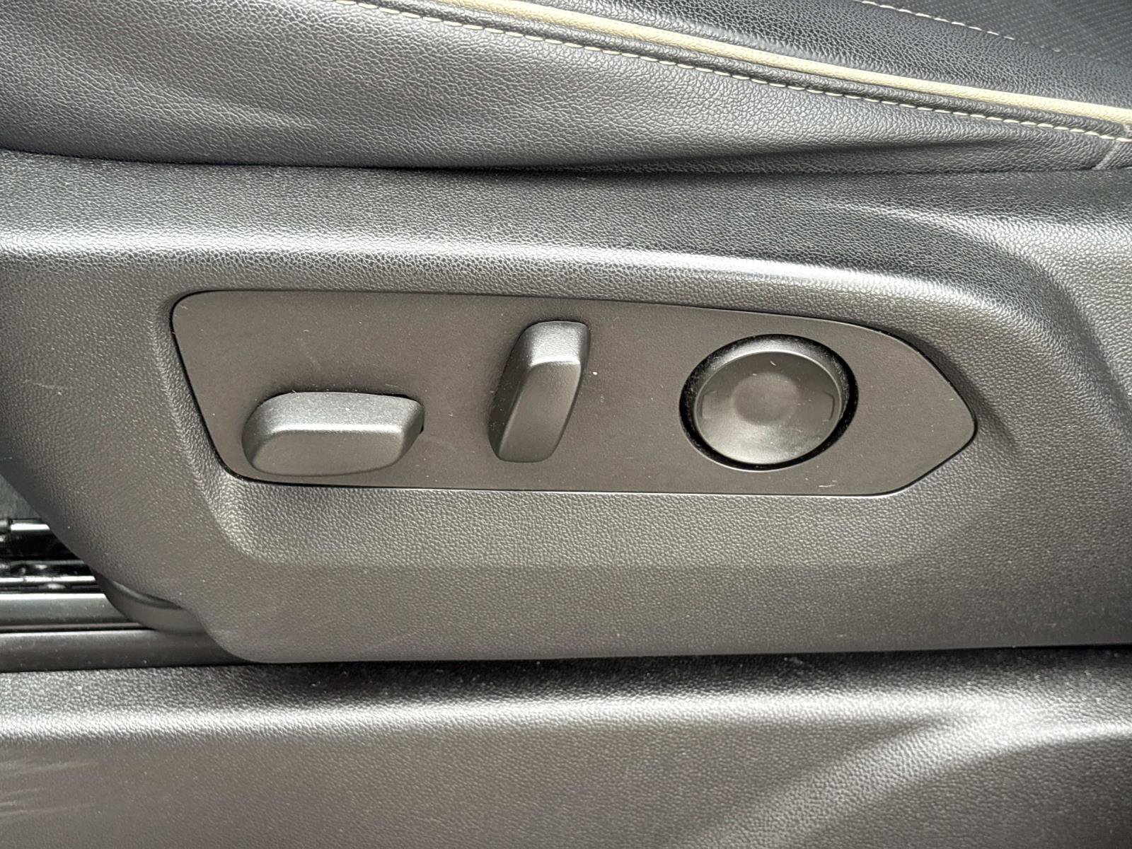 Used 2022 GMC Yukon XL SLT w/ SLT Luxury Package image 15