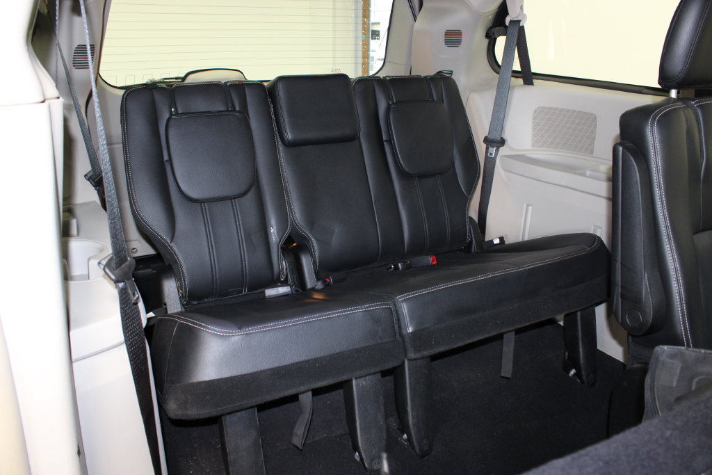 Used 2014 Chrysler Town & Country Touring FWD image 8