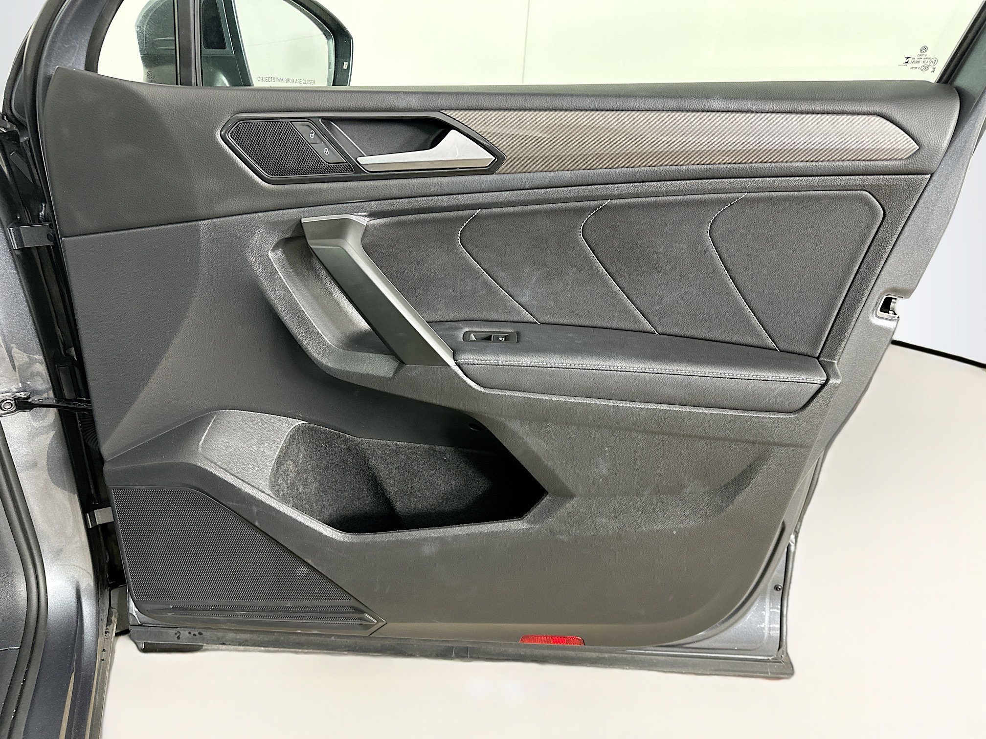 Used 2024 Volkswagen Tiguan SE image 33