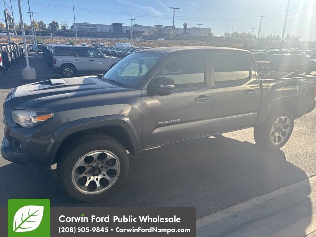 Used 2016 Toyota Tacoma TRD Sport w/ Towing Package AWD/4WD image 2