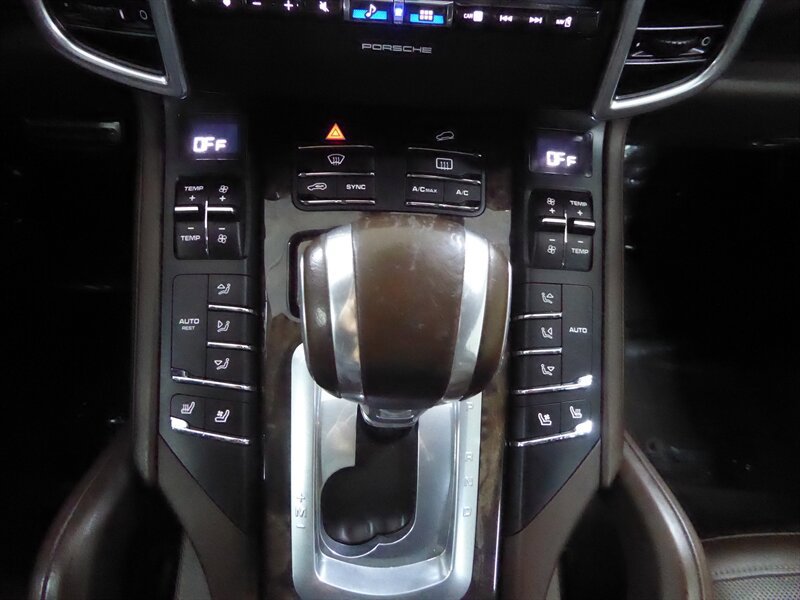 Used 2015 Porsche Cayenne Turbo image 16