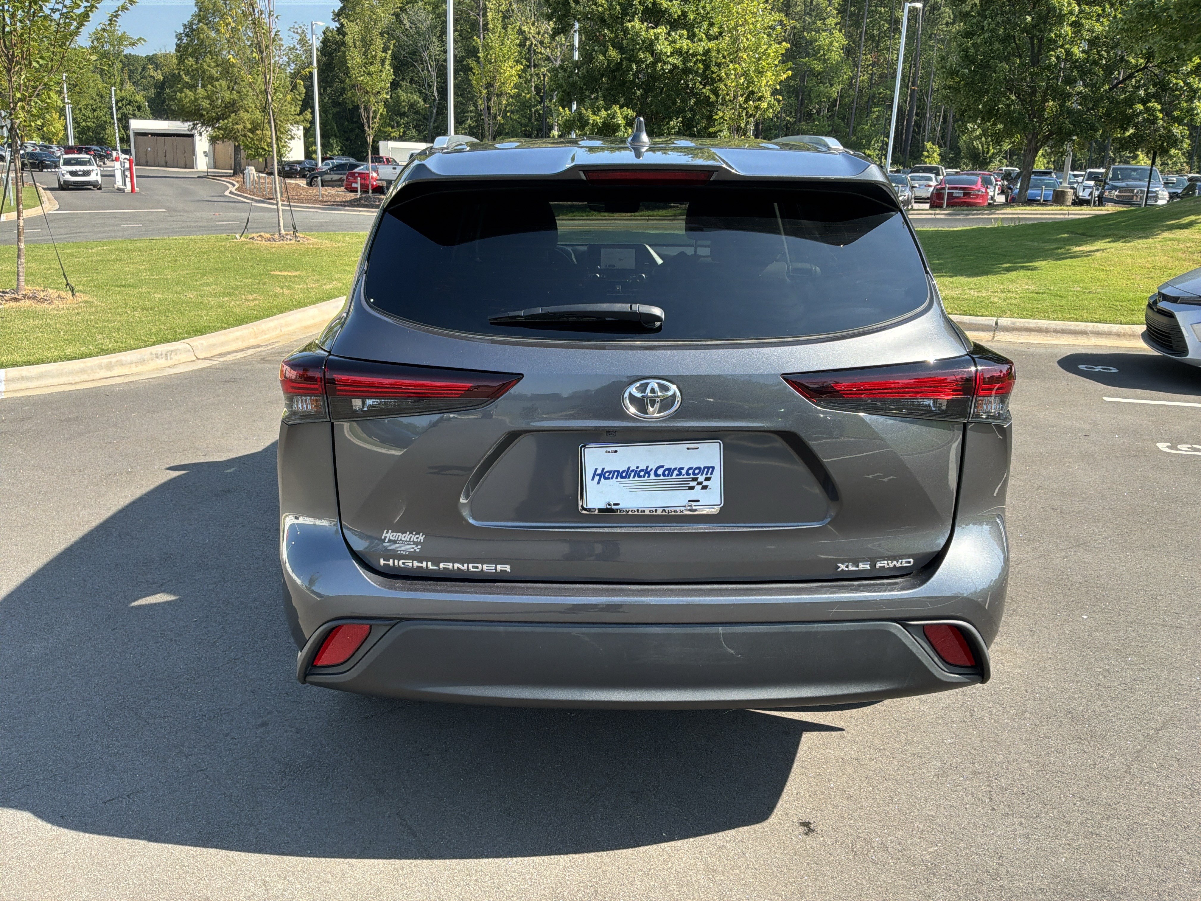 Used 2024 Toyota Highlander XLE AWD/4WD image 9