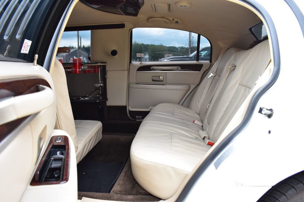 Used 2007 Lincoln Town Car Executive RWD image 20