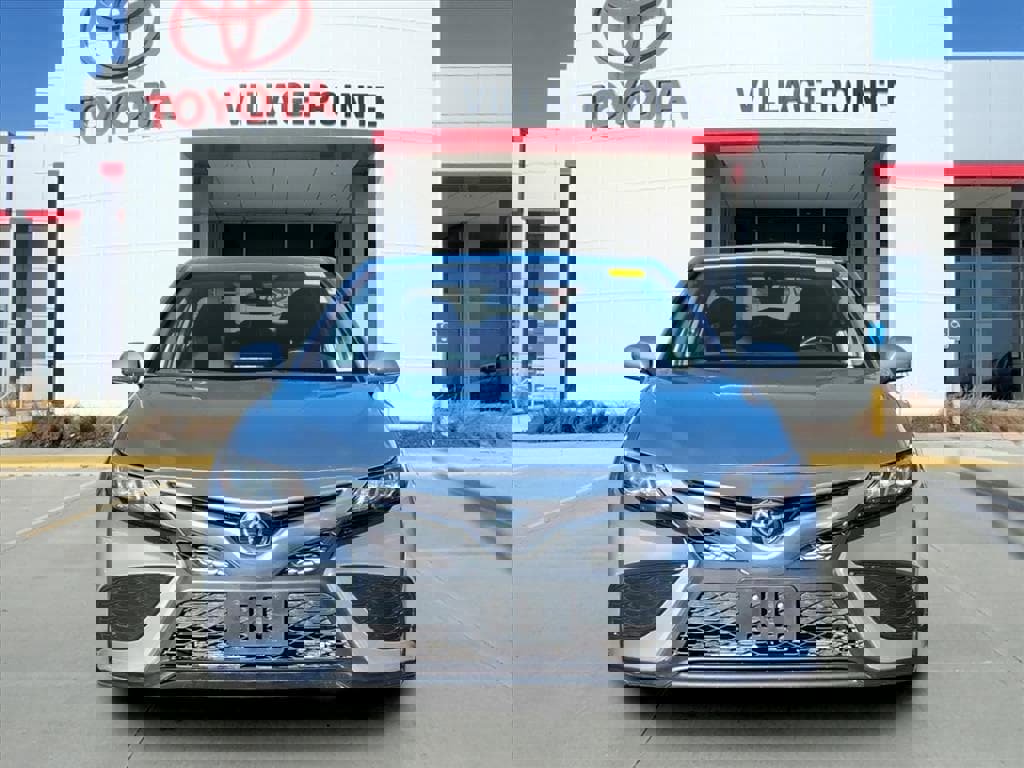 Used 2024 Toyota Camry SE image 2