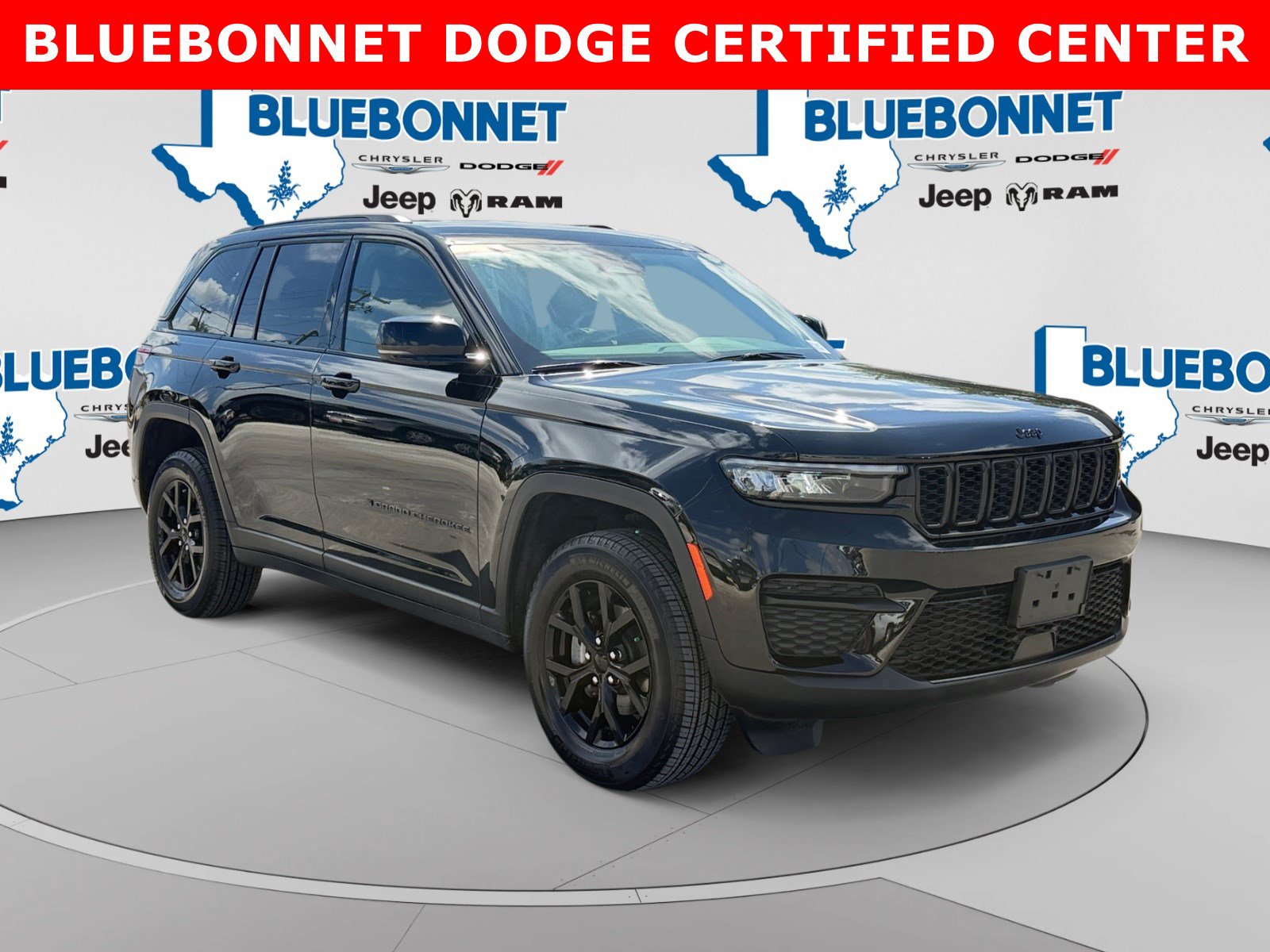 Used 2024 Jeep Grand Cherokee Altitude AWD/4WD image 3