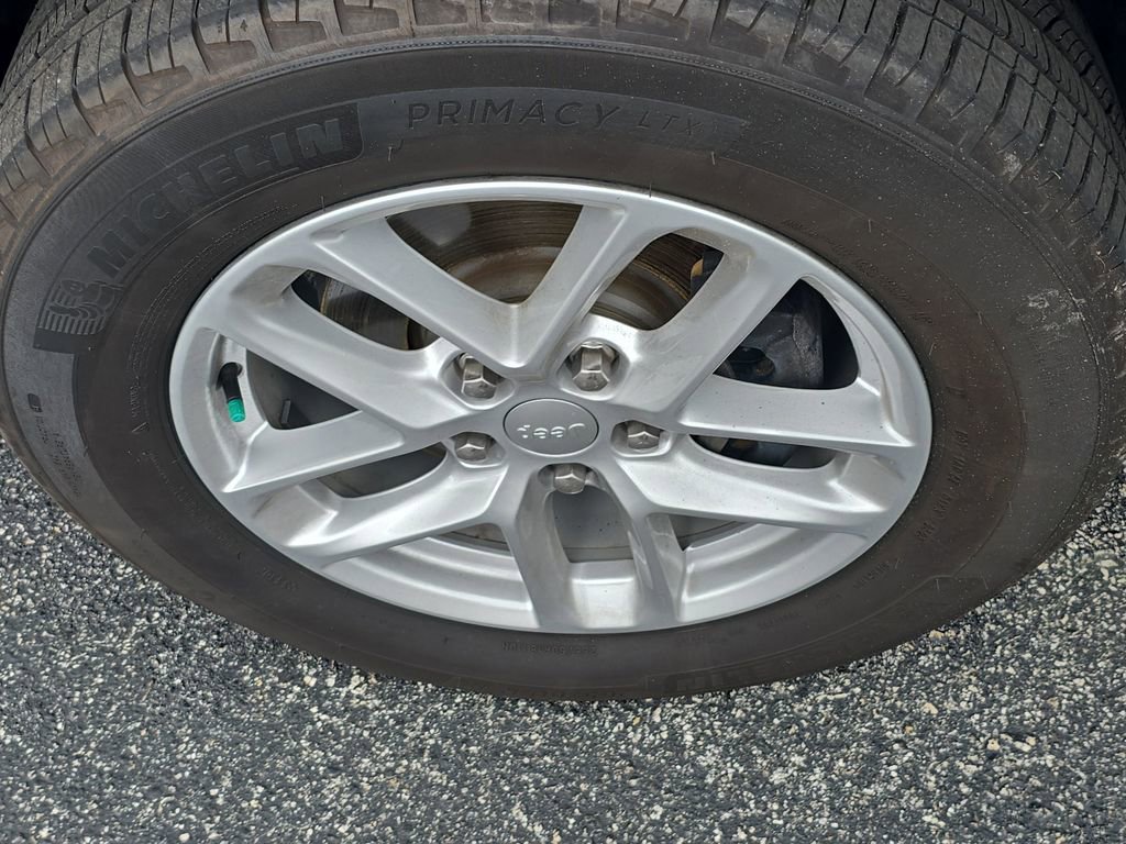 Used 2023 Jeep Grand Cherokee Laredo X image 9