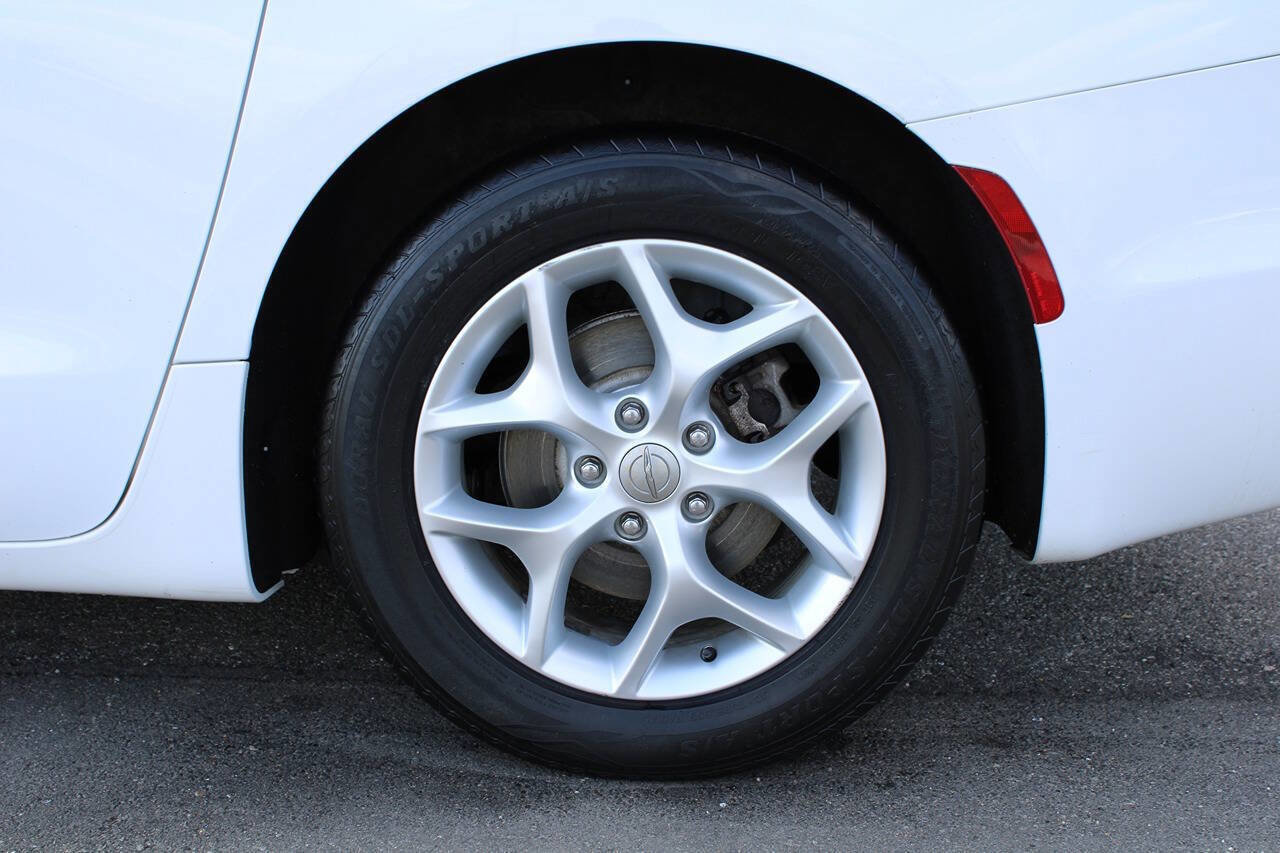 Used 2017 Chrysler Pacifica Touring Plus w/ Tire & Wheel Group image 39