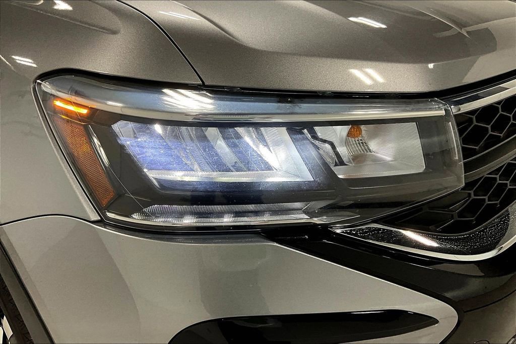 Used 2024 Volkswagen Taos SE image 38